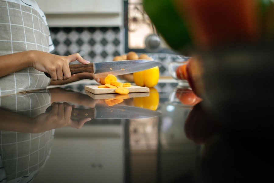 La Sicurezza in Cucina per le Persone Anziane: Guida Completa per Familiari e Caregiver