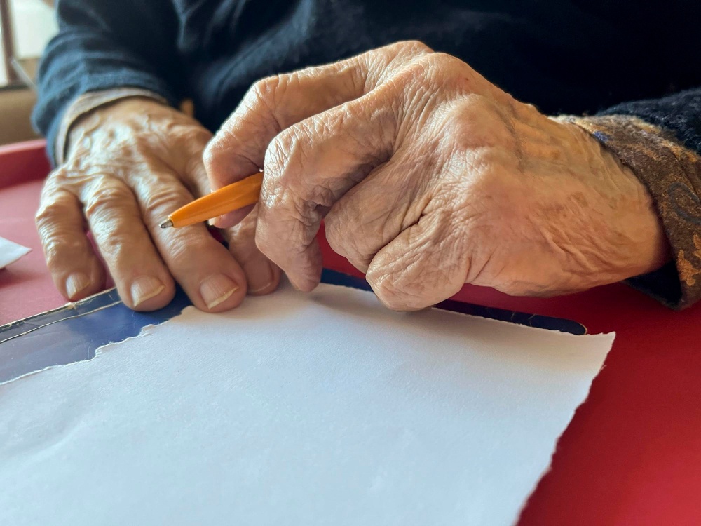 Il tremore alle mani negli anziani: cause, segnali da non ignorare e a ...
